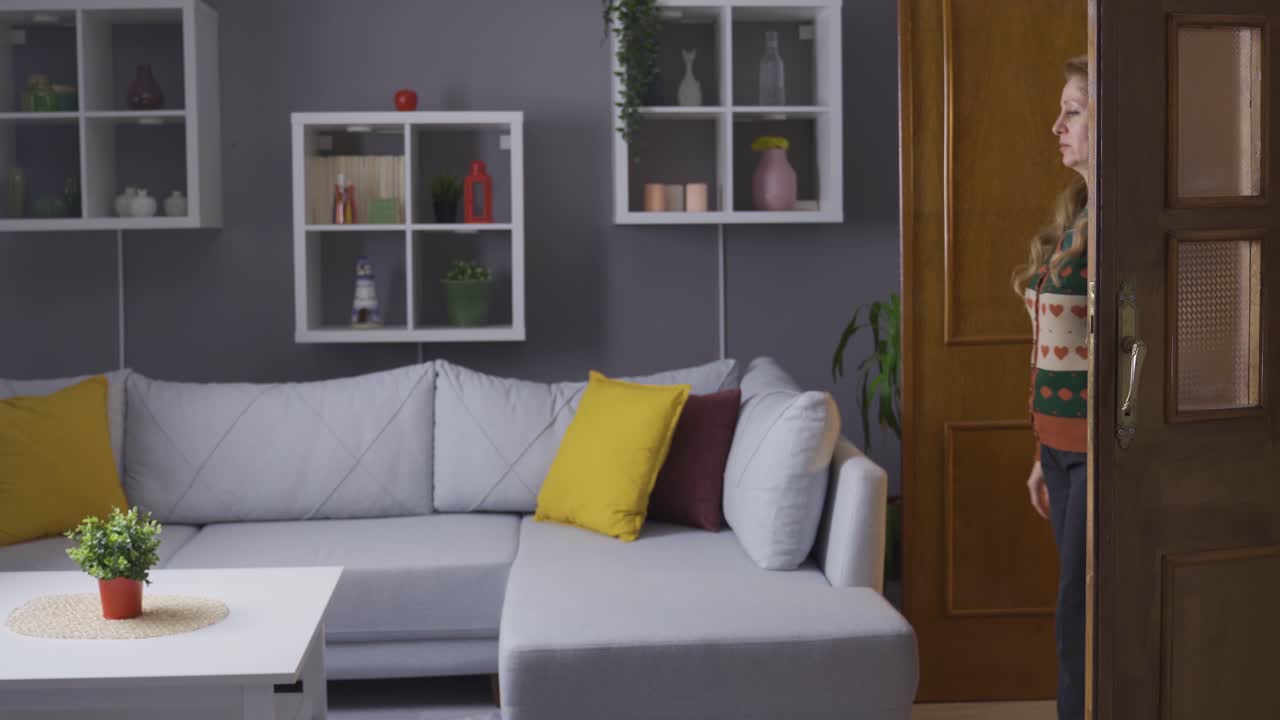 혼자 사는 여성은 집에서 불행하고 우울합니다.