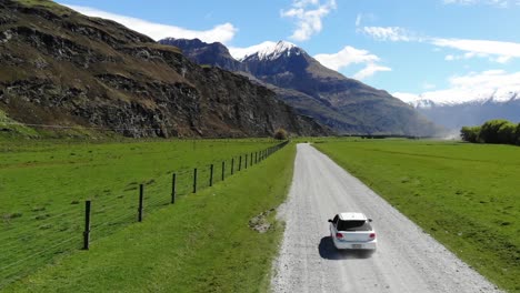 drone, vistas aéreas de automóviles conduciendo a través de montañas en nueva zelanda