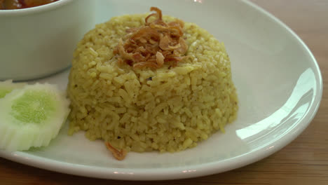 Gelber-Reis-Mit-Curry-Huhn-Musmaman-Suppe