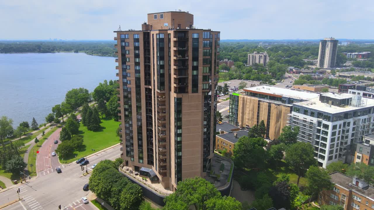 hermoso apartamento en el sur de minneapolis, área residencial cerca del lago calhound en una soleada tarde de verano vista aérea, maravillosa área de la ciudad
