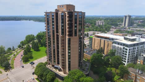 Hermoso-Apartamento-En-El-Sur-De-Minneapolis,-área-Residencial-Cerca-Del-Lago-Calhound-En-Una-Soleada-Tarde-De-Verano-Vista-Aérea,-Maravillosa-área-De-La-Ciudad