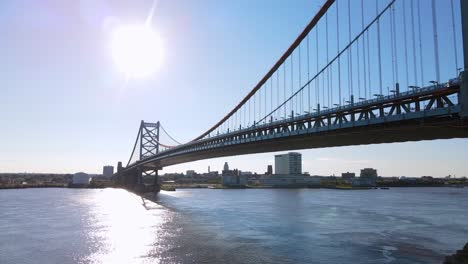 Excelente-Vista-Aérea-Moviéndose-A-Lo-Largo-Del-Puente-Benjamin-Franklin-En-Filadelfia,-Pennsylvania