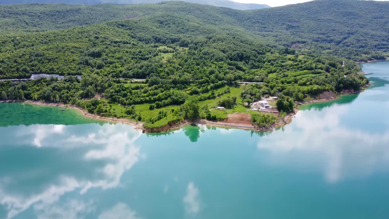 озеро в северной хорватии, окруженное зеленью и горами