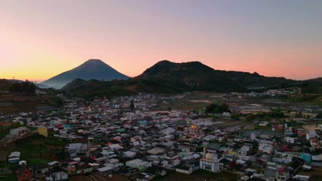 time-lapse de un hermoso paisaje en la regencia de dieng por la mañana