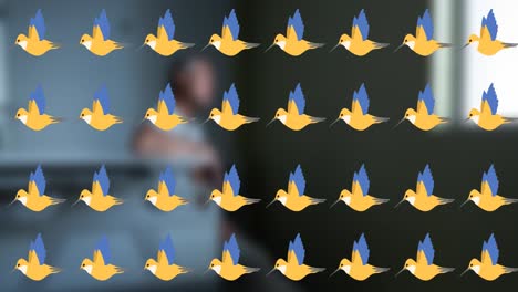 animación de pájaros iconos sobre mujer biracial en la cama