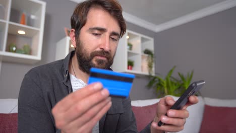 hombre de compras con tarjeta de crédito.