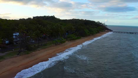 Idyllischer-Strand-Mit-Palmen-In-Palm-Cove,-Region-Cairns,-Queensland,-Australien---Drohnenaufnahme-Aus-Der-Luft