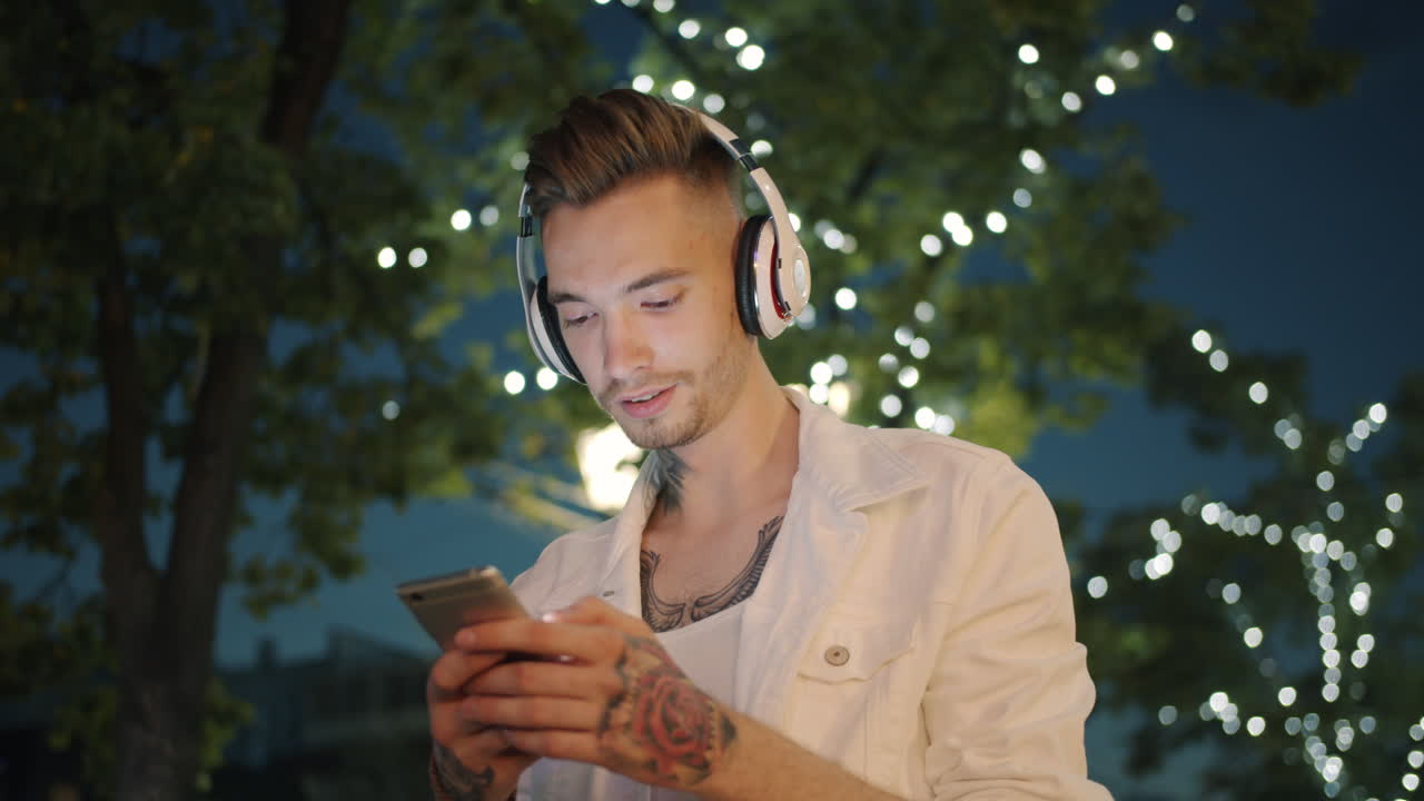 Uomo che usa lo smartphone di notte