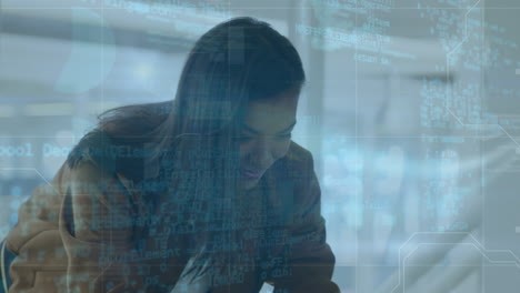 animación del procesamiento de datos sobre una mujer de negocios biracial hablando en un teléfono inteligente