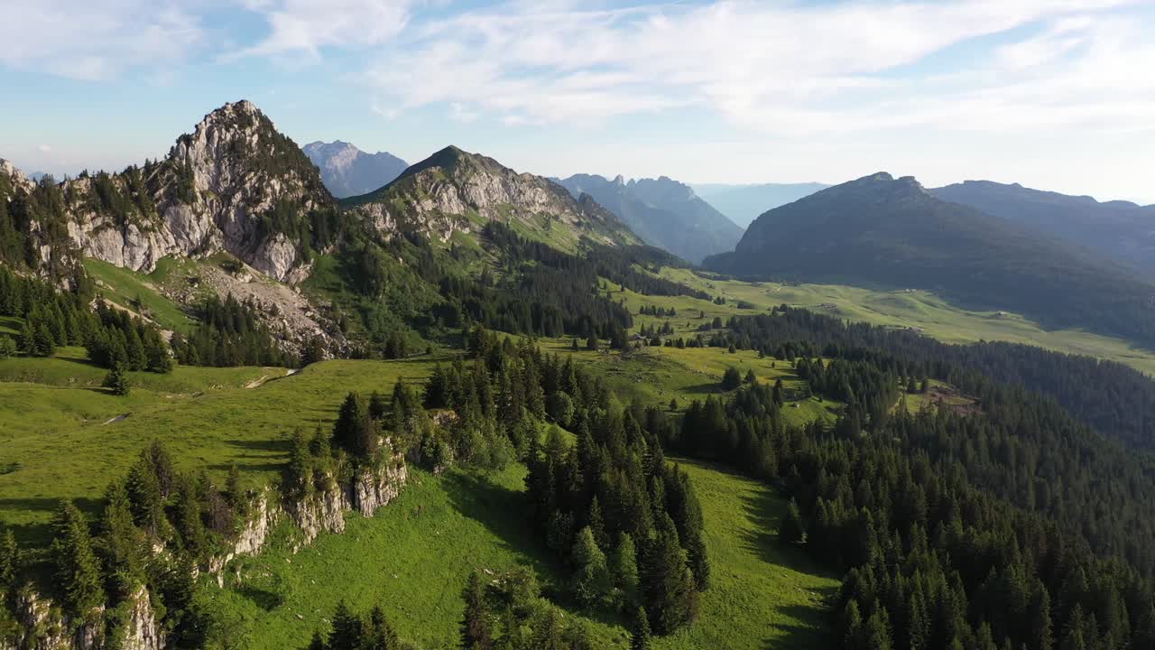 Grüne Almen in den französischen Alpen.