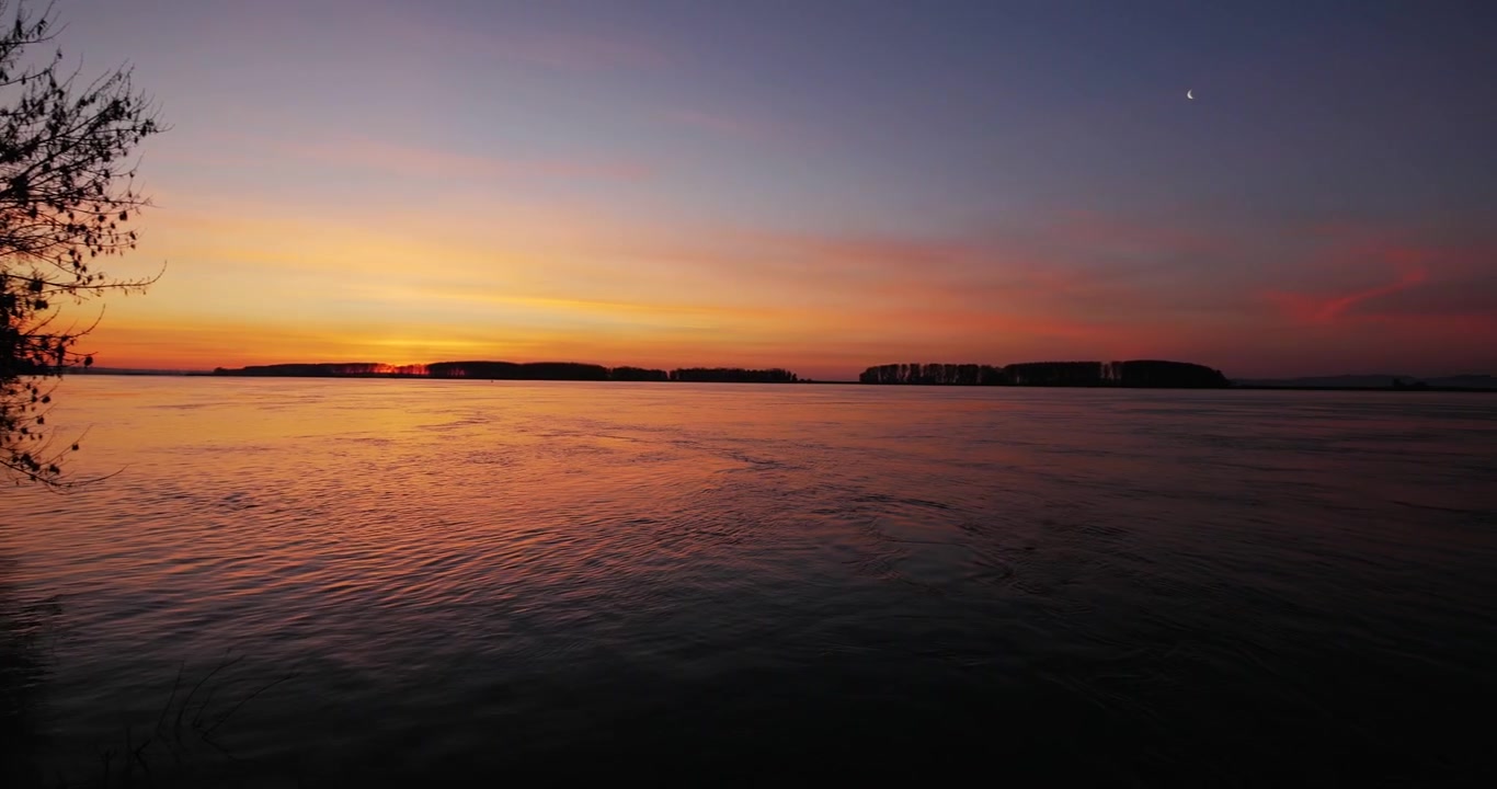 Panoraamakuva hetkiä ennen auringonnousua Tonavan yllä.