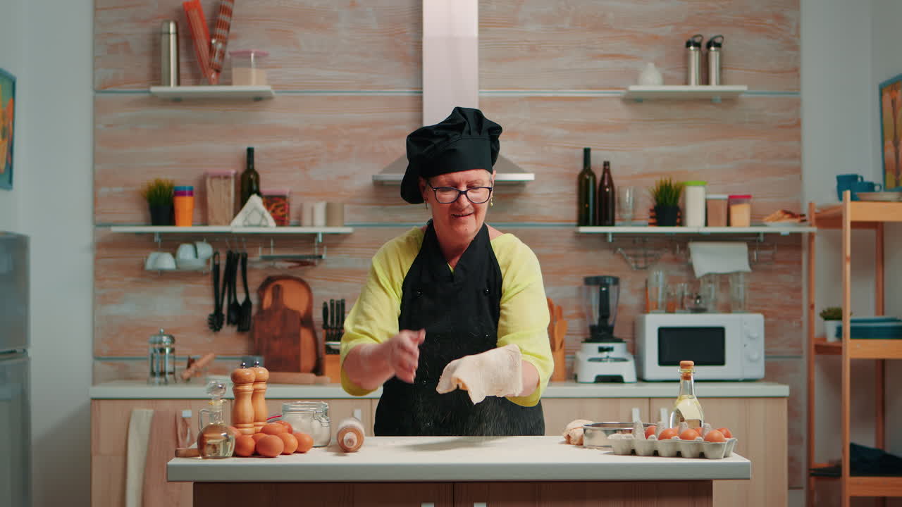 divirtiéndose con la masa de la pizza