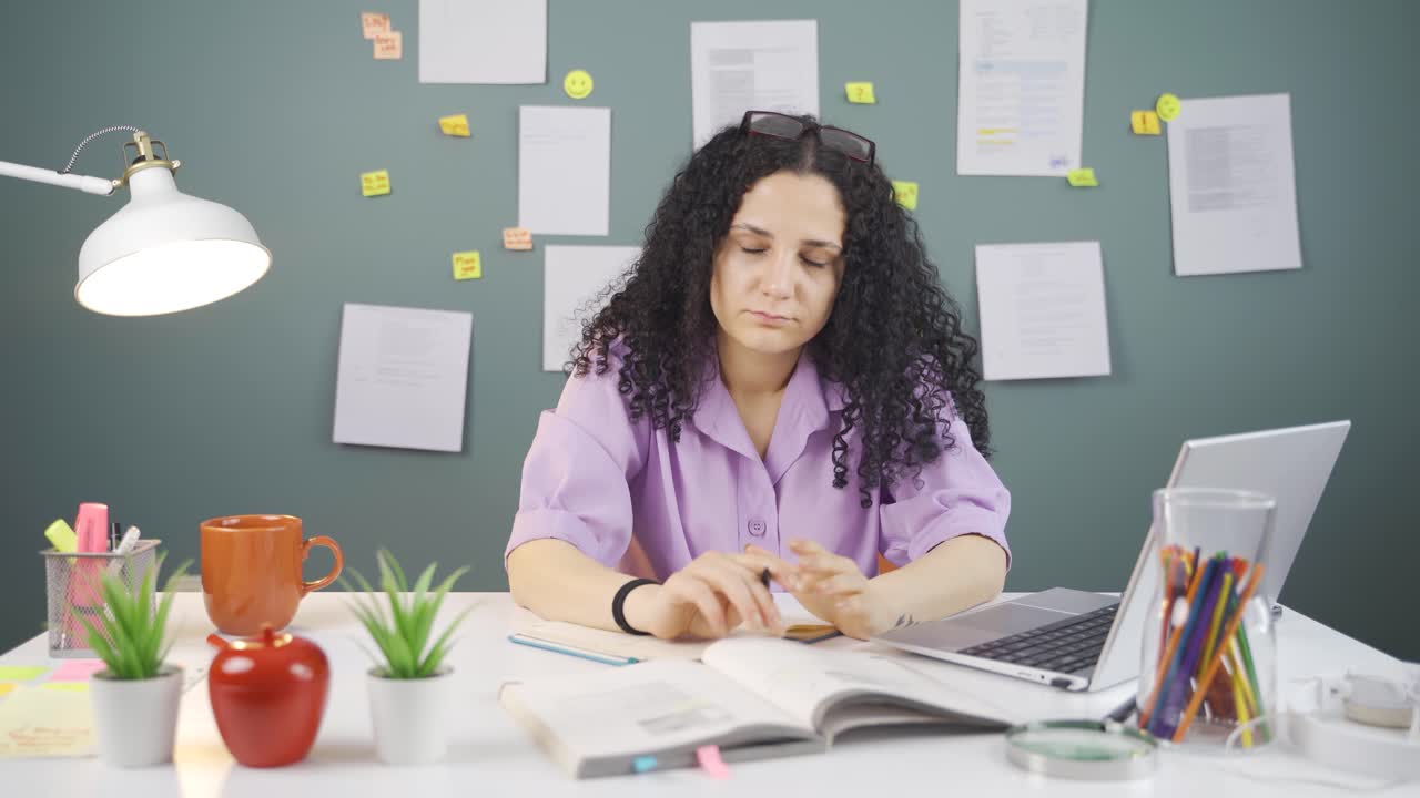 Female student falls asleep while studying.