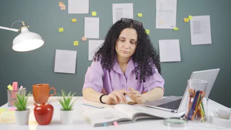 La-Estudiante-Se-Queda-Dormida-Mientras-Estudia.