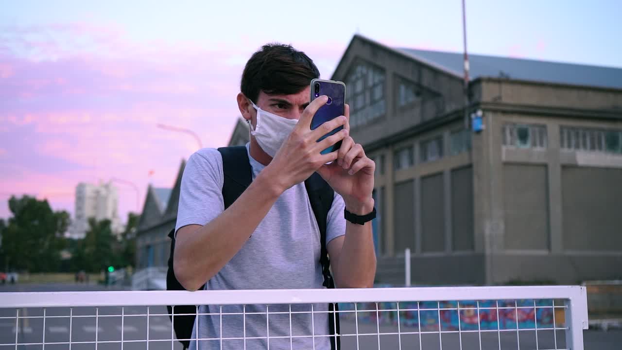 아르헨티나 부에노스 아이레스에 있는 푸에르토 인제니에로 화이트 항구 근처에서 보호 마스크를 쓴 성인 남자