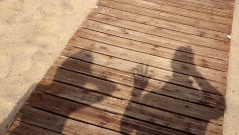 dos sombras que se despiden en la playa, dunas de piscinas en cerdeña