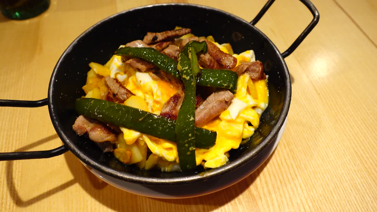 Maiale al forno con patate, Madrid. Cucina spagnola