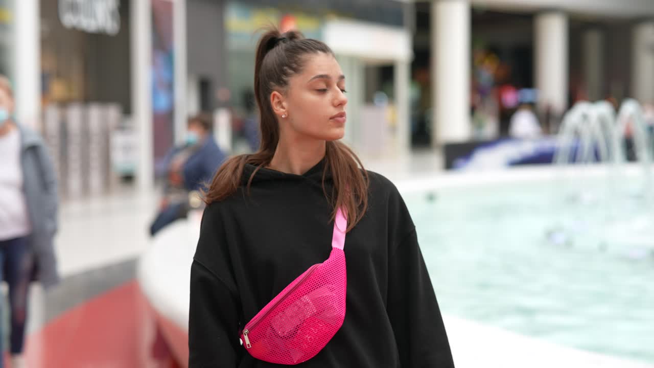 쇼핑몰에 있는 십대 소녀