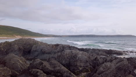 Panorámica-Lejos-De-La-Playa-De-Arena---Costa-Rocosa-Al-Océano-Atlántico-En-Cámara-Lenta