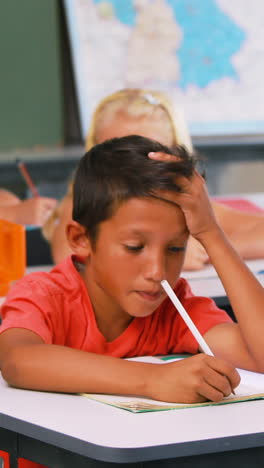 niños de la escuela haciendo sus deberes