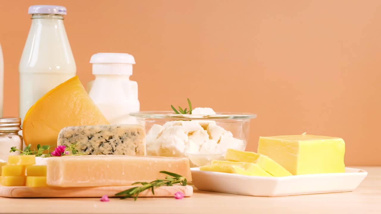 productos lácteos variados sobre un fondo naranja