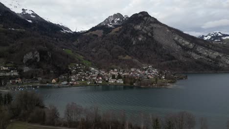 Pan-Establece-Una-Idílica-Comunidad-Pacífica-En-La-Orilla-Del-Lago-En-Walensee,-Suiza,-En-La-Base-De-Las-Montañas.