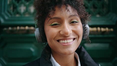 Retrato,-Niña-Sonriente,-Auriculares,-Posición,-Cerca,-Vendimia,-Puerta.-Mujer-En-Auriculares