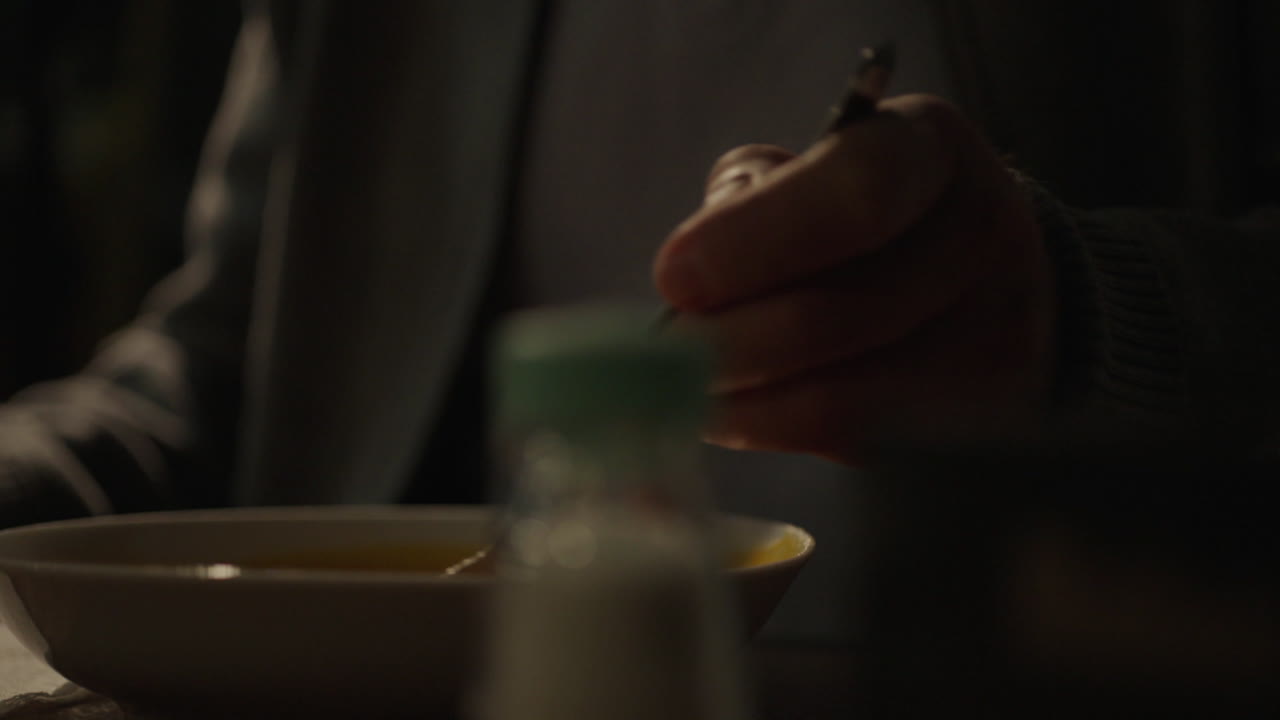 수프를 먹는 사람