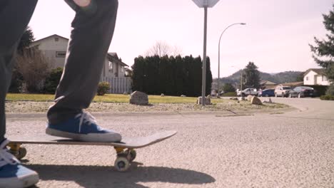 Andar-En-Monopatín-Empujando-Y-Deslizándose-A-Cámara-Lenta-En-Una-Patineta