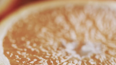 micro vídeo de primer plano de una rebanada de naranja con espacio para copiar