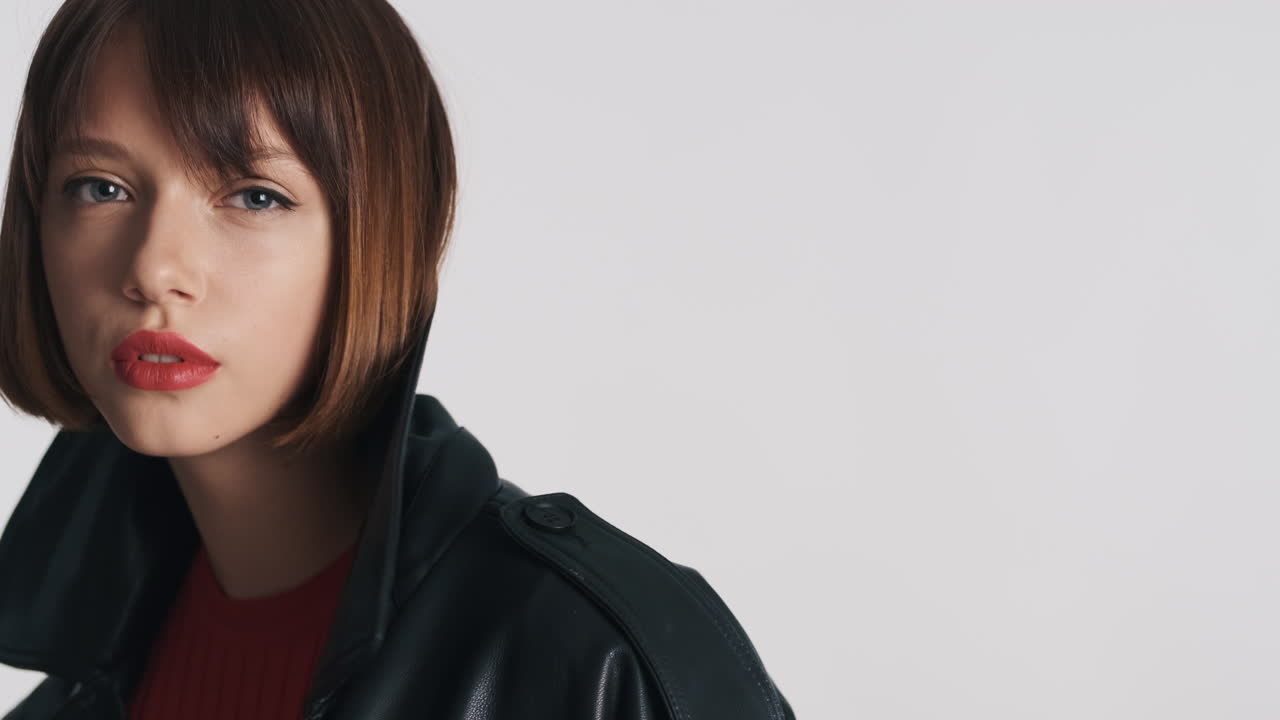 자신감 있는 소녀가 스튜디오에서 포즈를 취하고 있습니다.