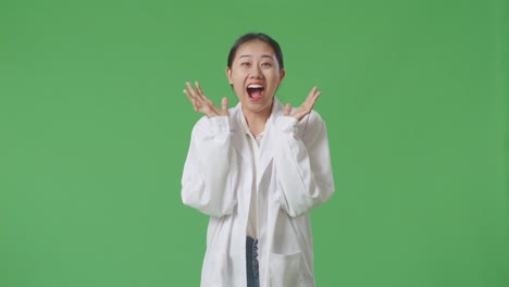 실험실 코트 를 입은 흥분 한 여자
