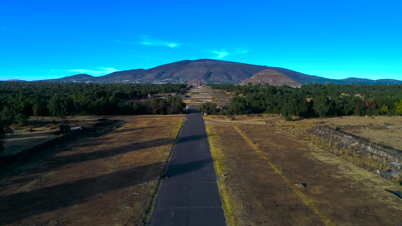 vista aérea baja sobre las ruinas aztecas, hacia la pirámide del sol y el templo de la luna, tarde soleada en teotihuacan, méxico
