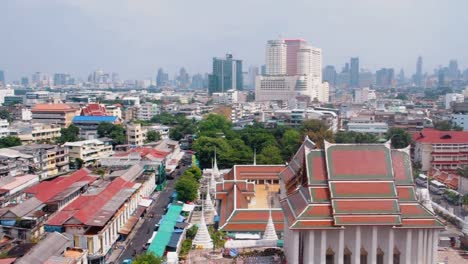 曼谷的屋頂和城市風景,前景是寺廟