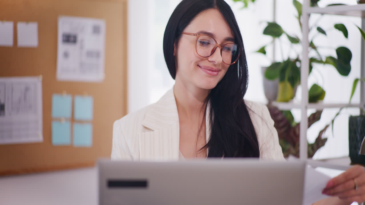 Mujer feliz trabajando en portátil, retrato sonriente