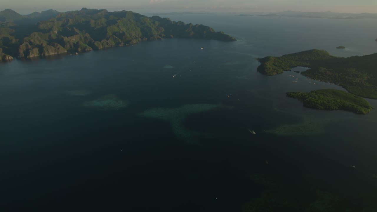 hermosa isla de catanduanes, filipinas con barcos flotando en el mar