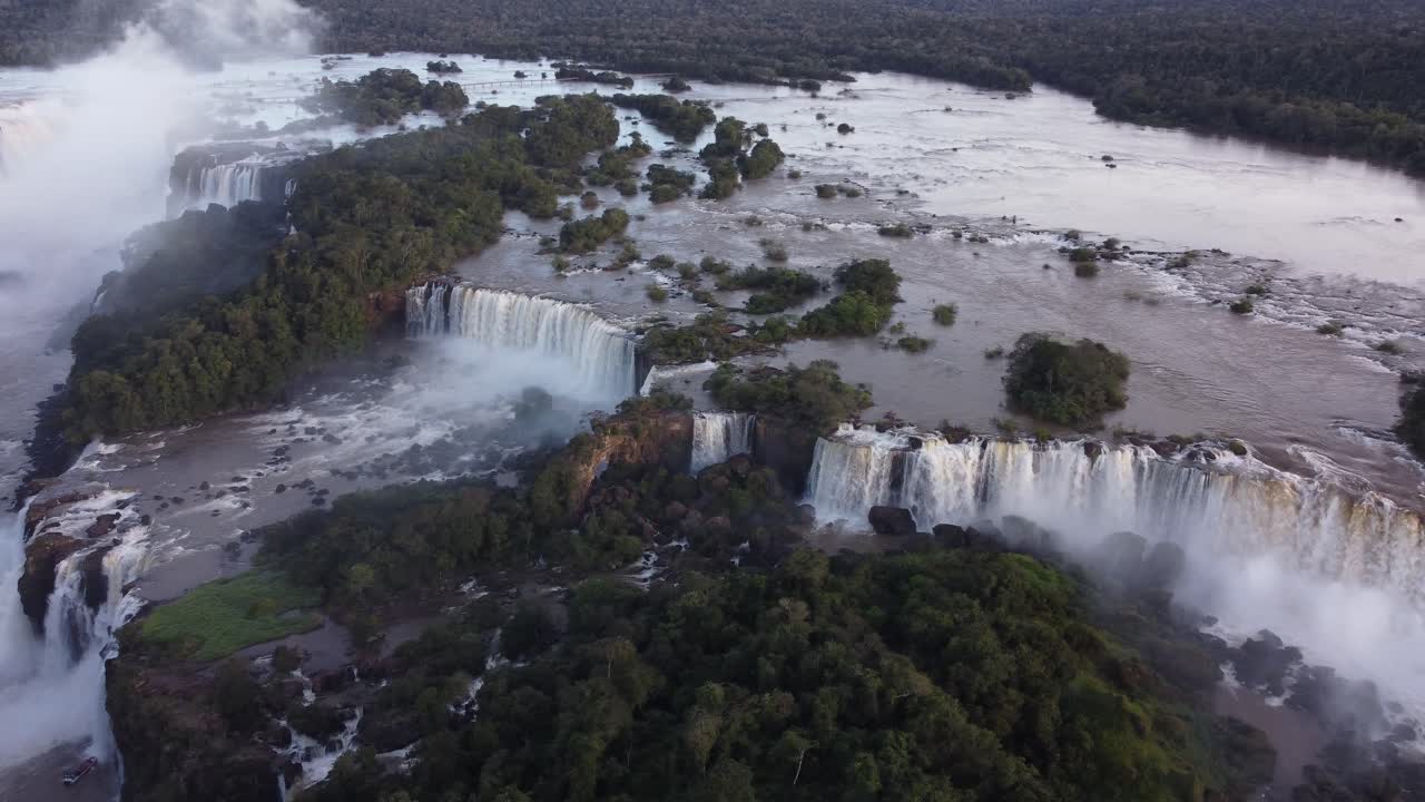 vista aérea de las cataratas del iguazú en la frontera de argentina y brasil al atardecer, volando hacia las principales cataratas garganta del diablo
