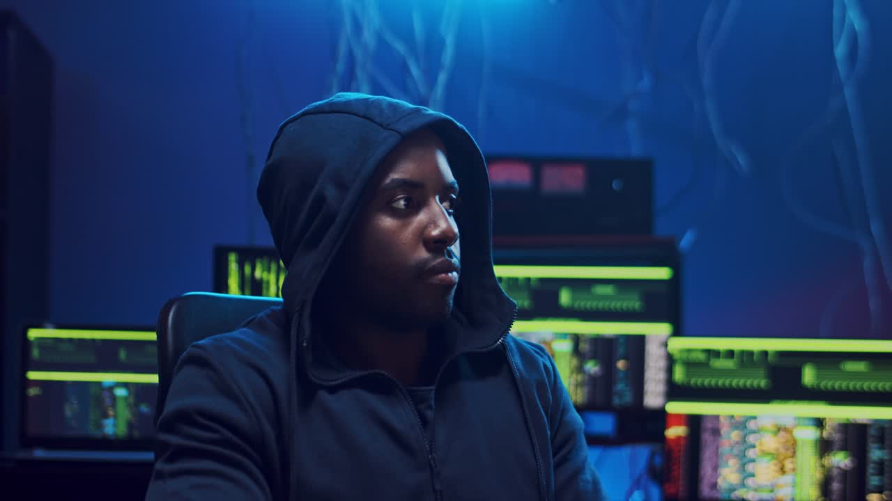 ung vakker og lykkelig mann programvareutvikler som jobber på datamaskinen i det mørke hacking rom og være munter som har godt resultat