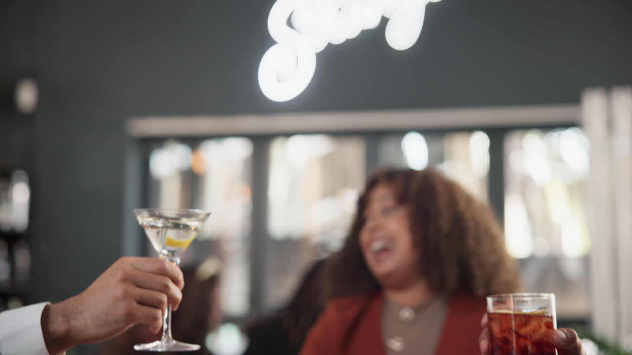 amici che festeggiano con i cocktail