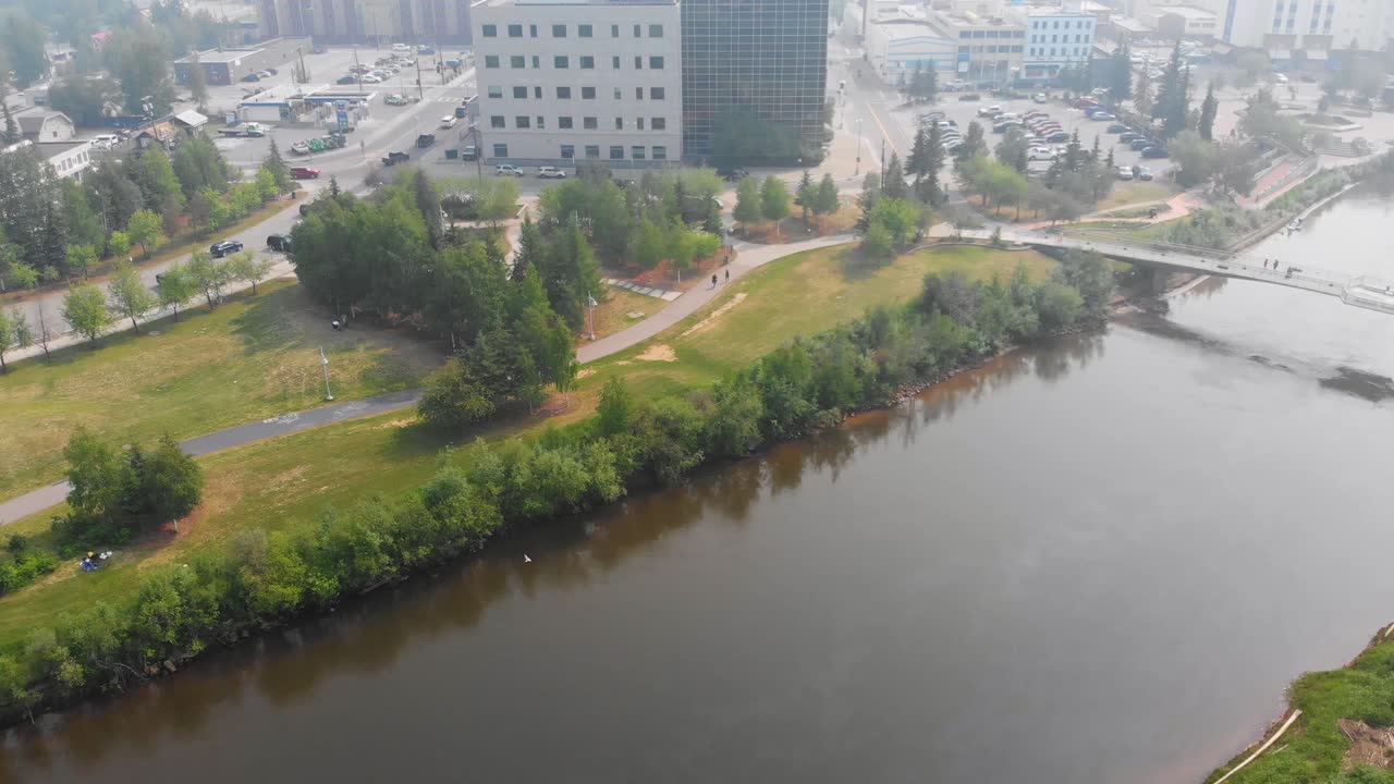 여름날 알래스카 주 페어뱅크 시내의 체나 강에 있는 그리핀 공원의 4k 드론 비디오