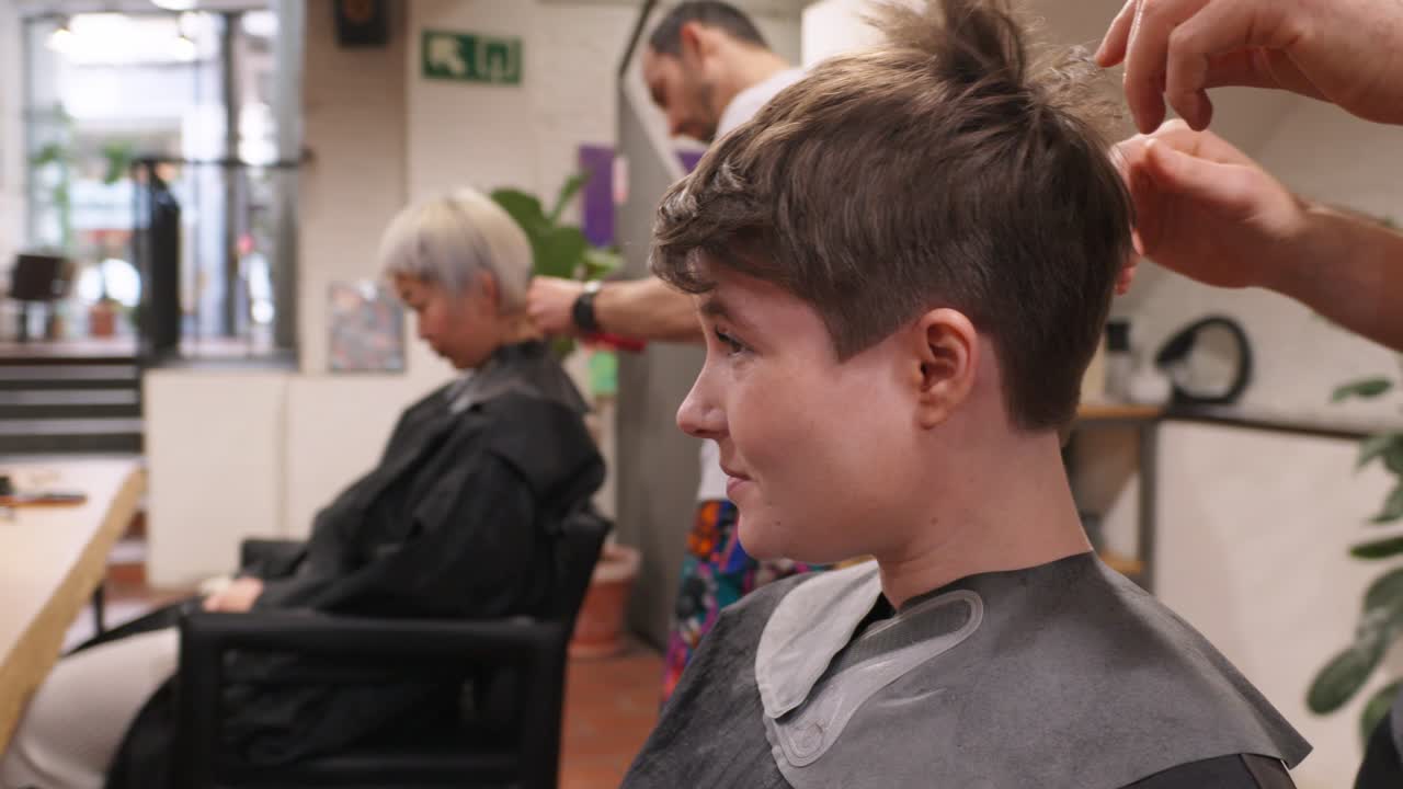 corte de pelo en un salón