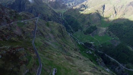 Timmelsjoch-Erlebnispass-Museum-Ikonische-Alpenlandschaft