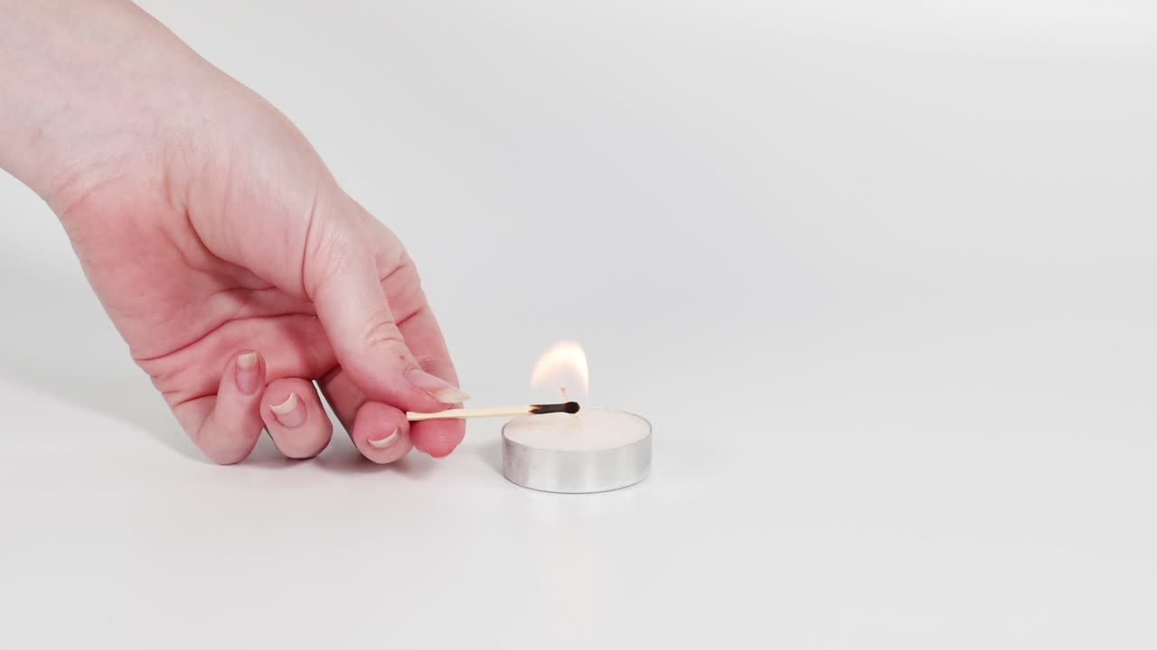 불이 켜지는 것을 보여주는 순차적인 프레임