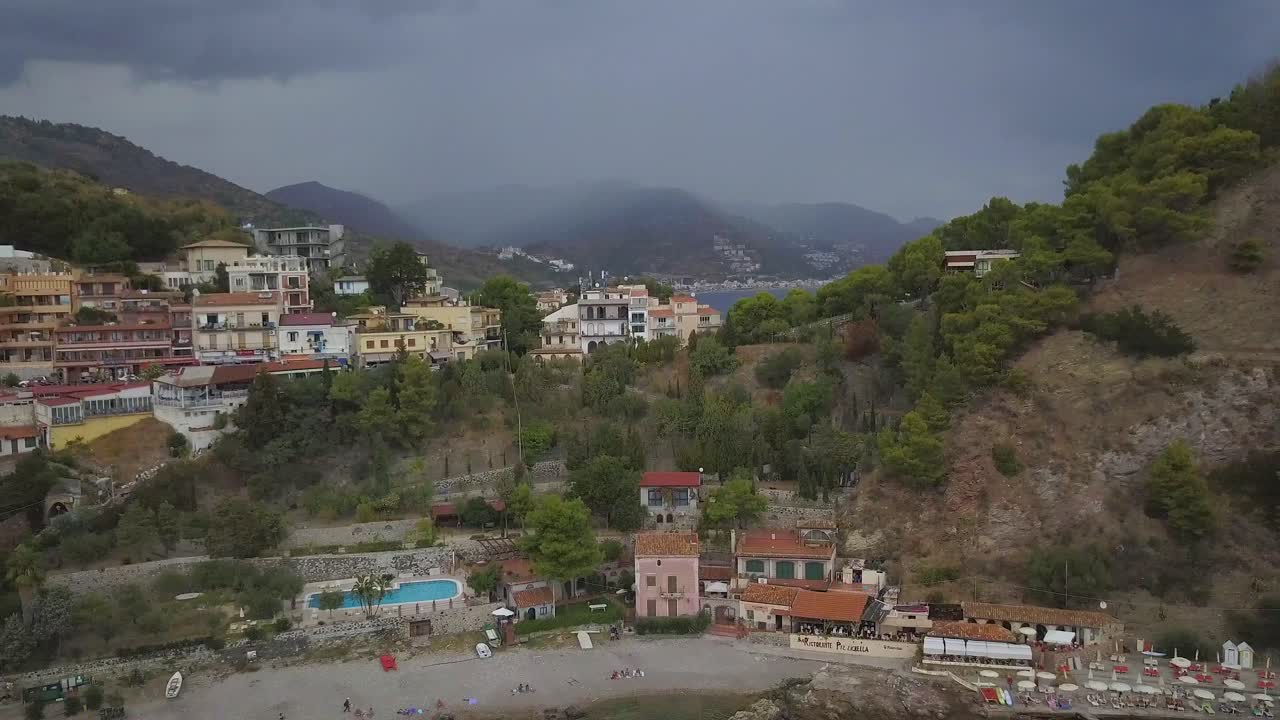 esta es una toma paisajística de la ciudad de taormina en sicilia.