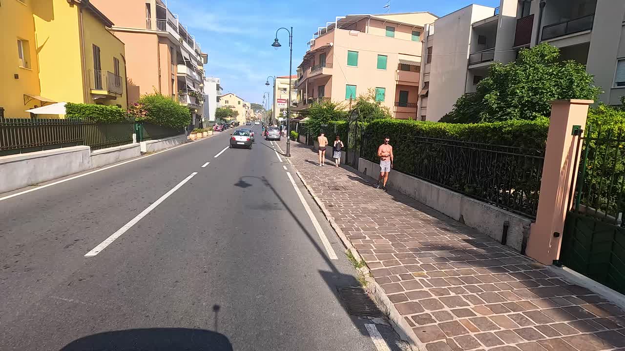 그림 같은 이탈리아 마을 을 가로질러 운전