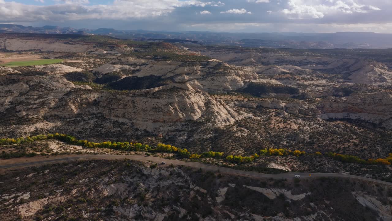 Rodovia 12 de Utah cruzando a estreita crista Hogsback com vistas expansivas do cânion, drone.