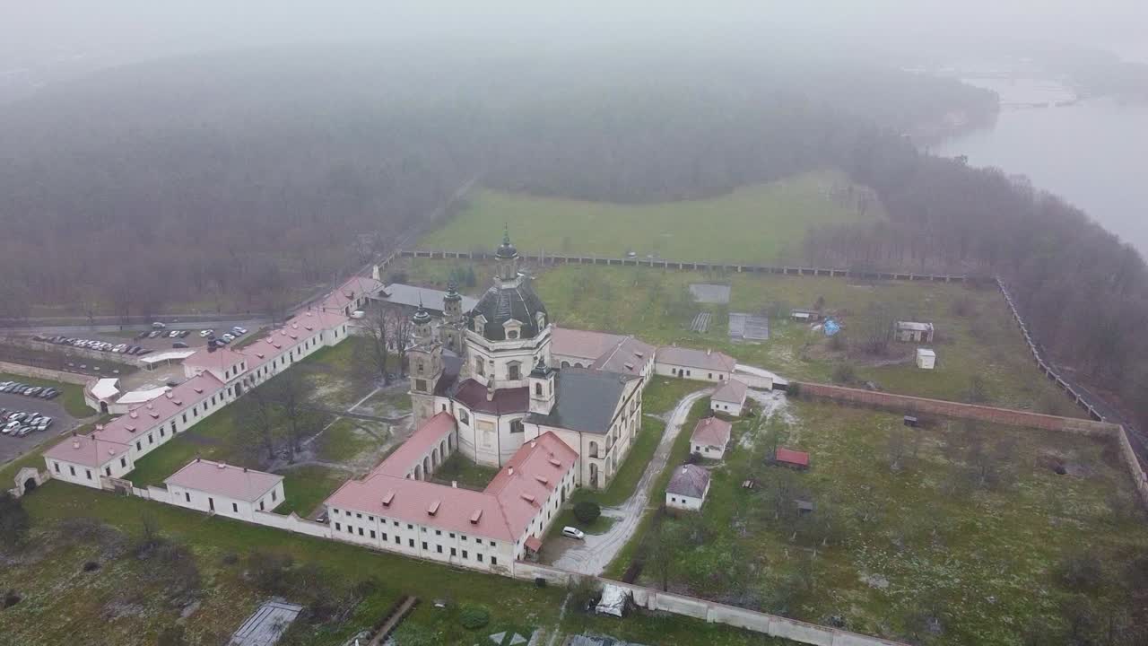 drone ascendente monasterio de pazaislis disparo a corta distancia