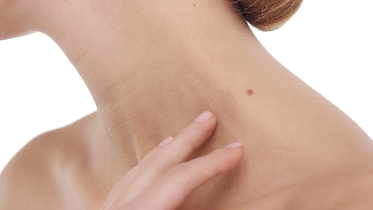 여자 의 초상화 는  ⁇ 색 배경 에 서서히 움직이는 아름다운 얼굴 을 만지고 있는 피부 관리 개념 이다