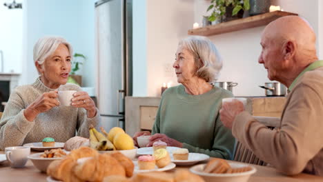 Frühstück,-ältere-Freunde-Und-Gespräche