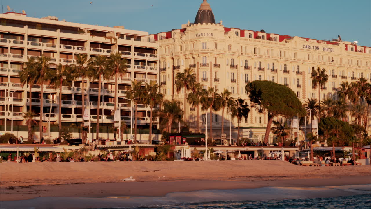 Cannes, Francia - 4 novembre 2024: vista distante dell'Hotel Carlton sulla costa della città